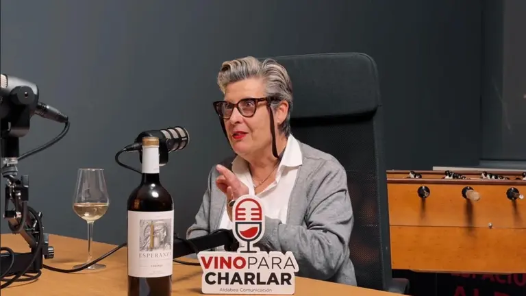 La Dra. Ana Patiño explica cómo la genética ha cambiado la forma de enfrentarse al cáncer en el Podcast navarro ‘Vino para charlar’.