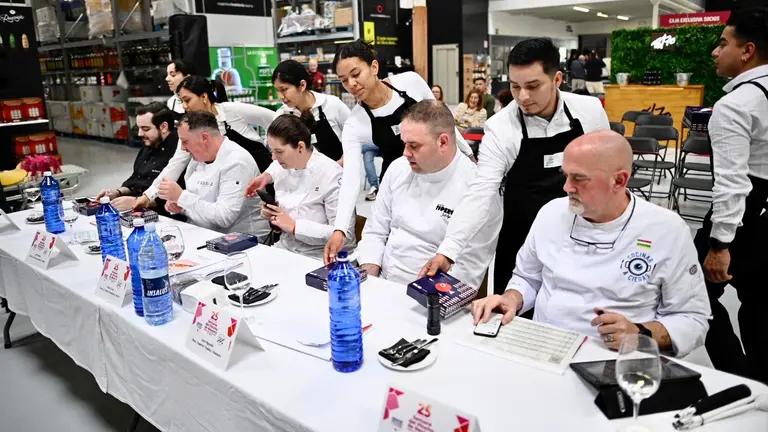 El jurado delibera los pinchos de los bares y restaurantes semifinalistas de la Semana del Pincho. PABLO LASAOSA