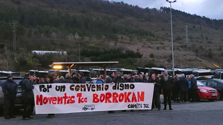 Concentración de los trabajadores de las villavesas de Pamplona en las cocheras de Ezcaba. UGT