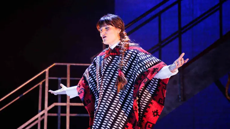 Rozalén en el escenario interpretando Chavela. BÁRBARA SÁNCHEZ