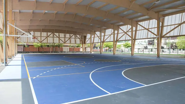 Patio del Colegio Público Ermitagaña de Pamplona, que comenzará a abrir los fines de semana. AYUNTAMIENTO DE PAMPLONA