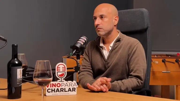 Carlos Chaccour analiza la pandemia del COVID-19 y su investigación contra la malaria en el podcast navarro ‘Vino para Charlar’.