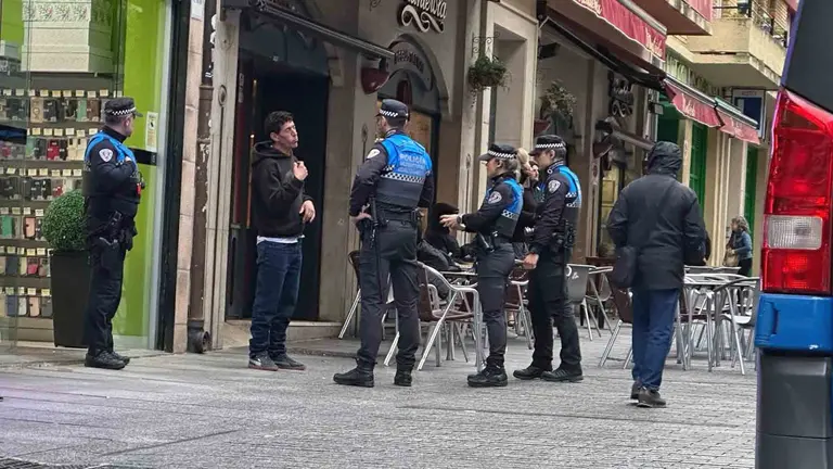 La policía interviene en Pamplona ante un magrebí descontrolado en pleno centro de la ciudad.