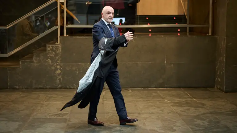 Javier Esparza de UPN minutos antes del comienzo del pleno del Parlamento. PABLO LASAOSA