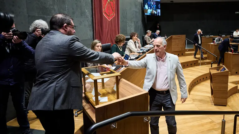 Adolfo Araiz de EH Bildu durante la votación para elegir nuevo miembro de la Mesa del Parlamento. PABLO LASAOSA