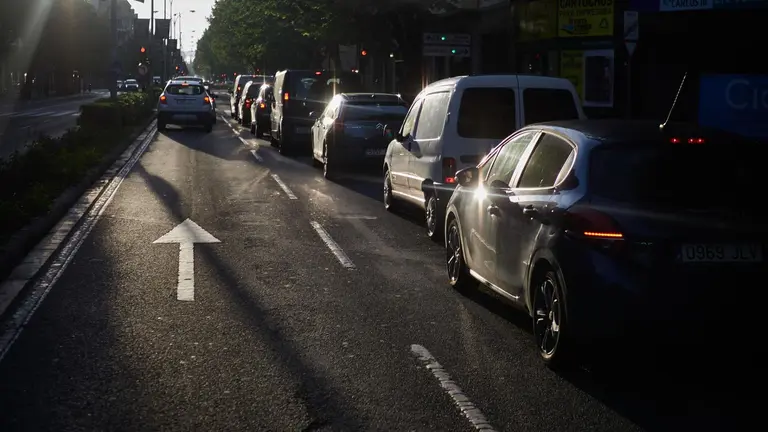 Varios coches en una calle de Pamplona, en una imagen de archivo. EDUARDO SANZ / EUROPA PRESS / ARCHIVO