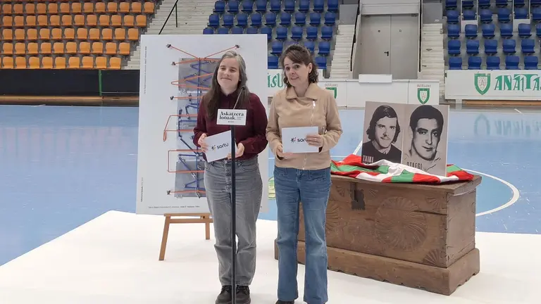 Lur Albizu, responsable política de Sortu en Navarra, y Kizkitza Gil de San Vicente, miembro del Consejo Nacional de Sortu, presentan el acto por el 50 aniversario de los fusilamientos de Txiki y Otaegi.  EUROPA PRESS