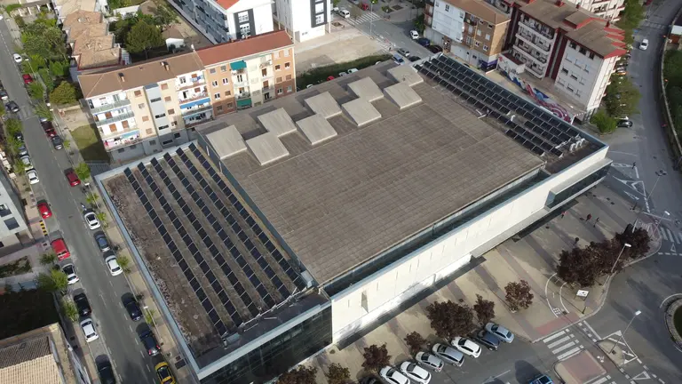 Comienzan a producir los paneles solares
del polideportivo, que suministran energía

tanto a la instalación como a la
Comunidad Energética Argi Arieta. CEDIDA