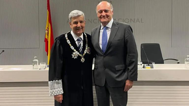 El presidente del Tribunal Superior de Justicia de Navarra, Joaquín Galve, ha asistido hoy a la toma de posesión del presidente de la Audiencia Nacional, Juan Manuel Fernández (izquierda). .