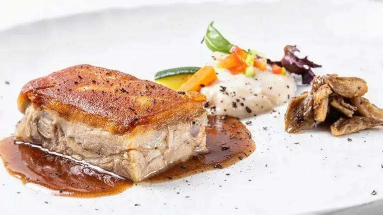 Cochinillo confitado a baja temperatura, pur&eacute; de ajo dulce y melaza de rosado de Navarra. Restaurante Alhambra.