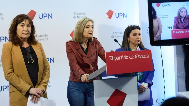 La presidenta de UPN y portavoz del grupo municipal en el Ayuntamiento de Pamplona, Cristina Ibarrola, la alcaldesa del Valle de Egüés, Xuriñe Peñas, y la portavoz regionalista en el Ayuntamiento de Burlada, Ana Góngora, valoran el proceso participativo de Erripagaña. IÑIGO ALZUGARAY