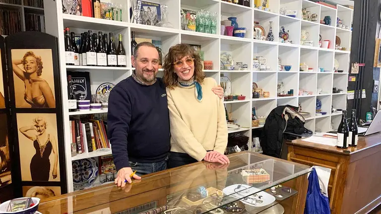 Luis 'Beltza' y Ana Carles Llaras en el ultramarinos Parroquia 13 de Santesteban. Navarra.com