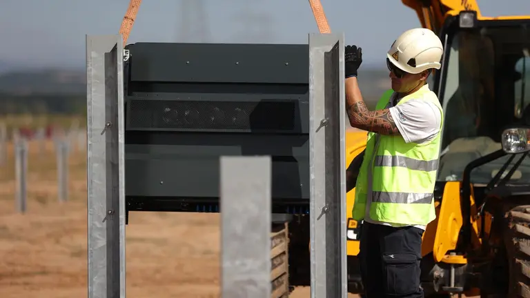 Un operario de Ríos Renovables coloca un inversor en una planta fotovoltaica. RÍOS RENOVABLES