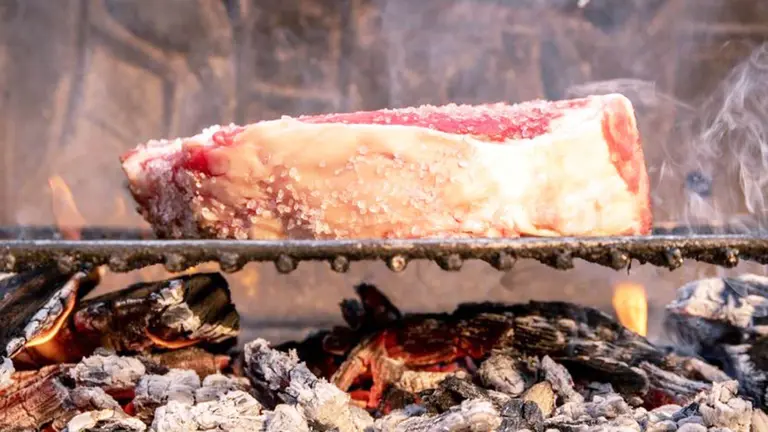 Chuleta de vaca a la brasa en el asador del Hotel Baztán. Instagram