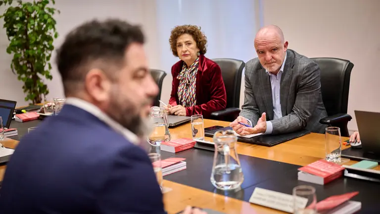 Javier Esparza de UPN junto a Ram&oacute;n Alz&oacute;rriz minutos antes de comenzar la Mesa y Junta de Portavoces del Parlamento de Navarra. PABLO LASAOSA