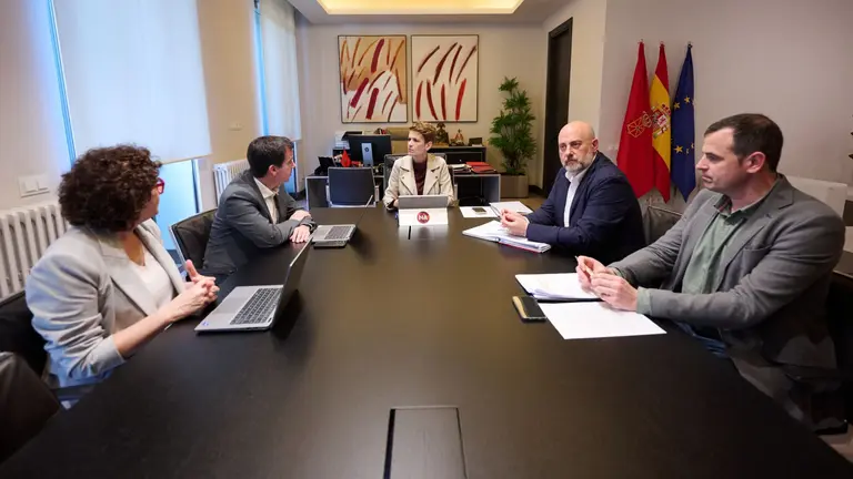 De izquierda a derecha: la consejera Maeztu, el consejero Irujo, la Presidenta, el consejero Arasti y el director general de Desarrollo Rural, Rub&eacute;n Go&ntilde;i, durante la reuni&oacute;n en el despacho presidencial. GOBIERNO DE NAVARRA