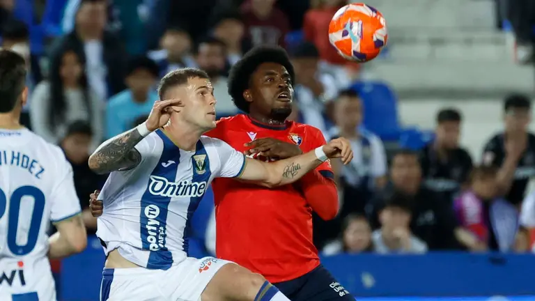 DRID), 07/04/2025.- El delantero del Leganés Diego García (i) pelea un balón con Enzo Boyomo, de Osasuna, durante el partido de LaLiga en Primera División que CD Leganés y CA Osasuna disputan este lunes en el Estadio Municipal de Butarque. EFE/Juanjo Martín