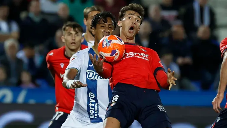El centrocampista de Osasuna Lucas Torró (d) controla un balón ante Renato Tapia, del Leganés, durante el partido de LaLiga en Primera División que CD Leganés y CA Osasuna disputan este lunes en el Estadio Municipal de Butarque. EFE/Juanjo Martín