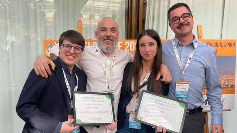 Ignacio Almaz&aacute;n y Germ&aacute;n S&aacute;nchez, de Opportunity Health, junto a dos personas de la empresa navarra Darwin Biotech. CEDIDA