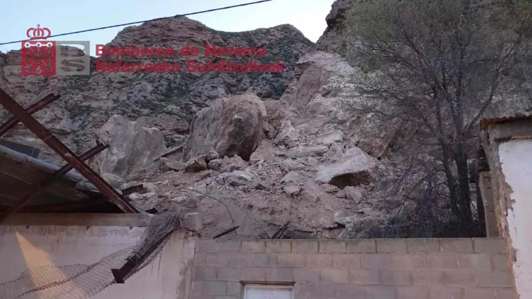 El desprendimiento de la ladera ha sepultado de tierra y rocas una casa y un almac&eacute;n en Azagra. BOMBEROS DE NAVARRA