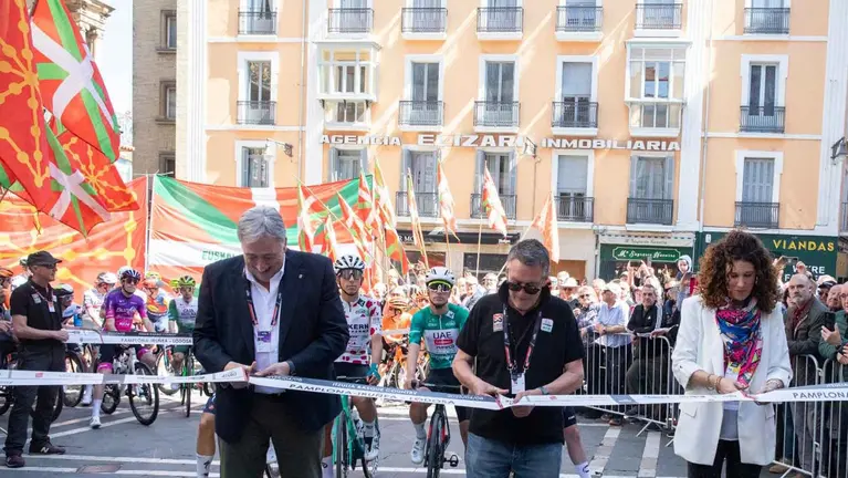 Joseba Asir&oacute;n corta la cinta de la etapa de la vuelta ciclista al Pa&iacute;s Vasco rodeado de ikurri&ntilde;as.