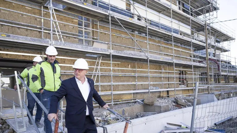 El consejero Gimeno en la visita que ha realizado hoy al nuevo instituto de Lumbier. GOBIERNO DE NAVARRA