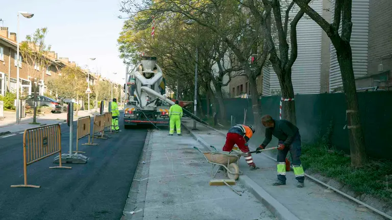 Obras de reasfaltado y rehabilitaci&oacute;n de aceras en el barrio de Mendillorri de Pamplona. AYUNTAMIENTO DE PAMPLONA