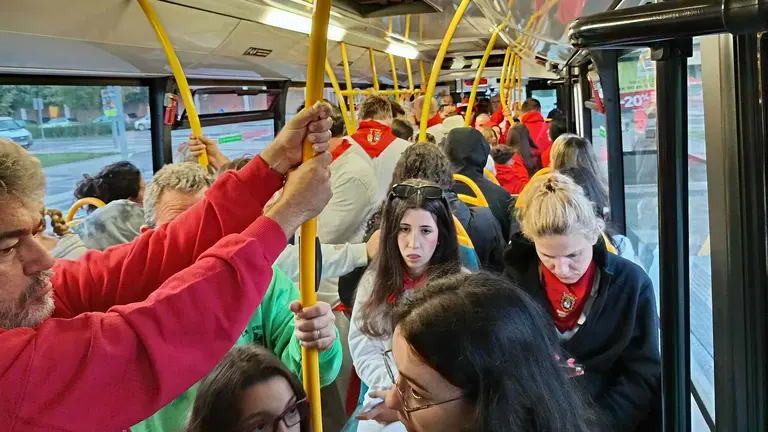 Villavesa hasta los topes en San Ferm&iacute;n. NAVARRA.COM