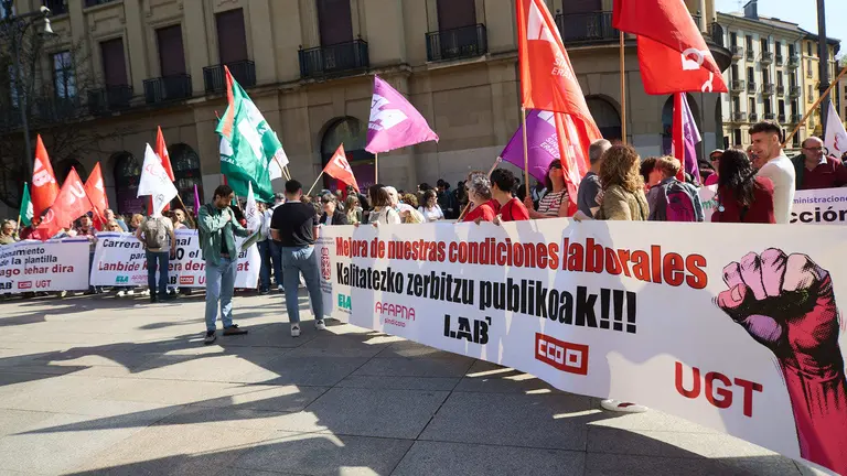 Concentraci&oacute;n frente al Palacio de Navarra con motivo de la huelga de la Administraci&oacute;n foral convocada por los sindicatos LAB, Afapna, CCOO, ELA y UGT. I&Ntilde;IGO ALZUGARAY