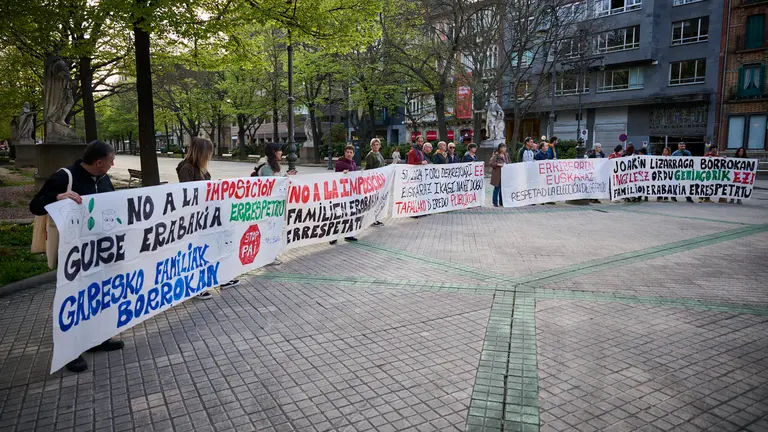Las comunidades escolares del modelo D PAI de los colegios públicos de Sarriguren, Tafalla, Buztintxuri, Noain y Puente la Reina convocan una concentración en protesta por "el aumento de horas de inglés y la obligatoriedad de que algunas materias troncales sean en inglés". PABLO LASAOSA