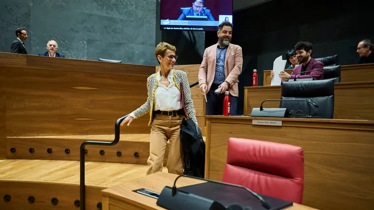 La presidenta Chivite junto a Ram&oacute;n Alz&oacute;rriz minutos antes de comenzar el pleno del Parlamento. PABLO LASAOSA