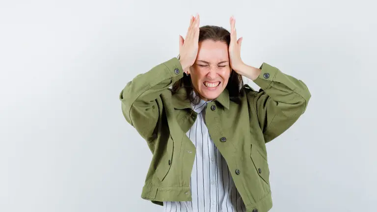 Una mujer sufre un dolor de cabeza. freepick