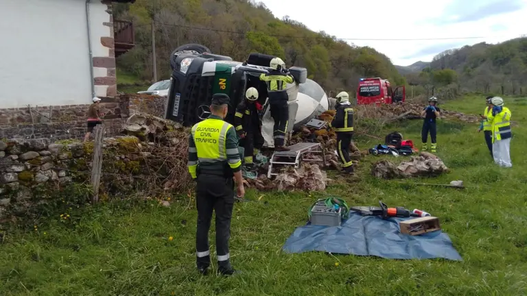 Herido grave un conductor tras volcar una hormigonera en Baztán. GUARDIA CIVIL