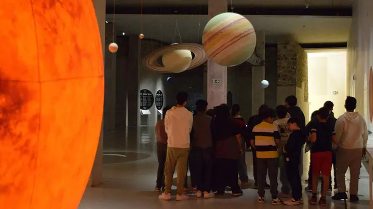 Visitantes de la exposición STROM en Baluarte. NICDO