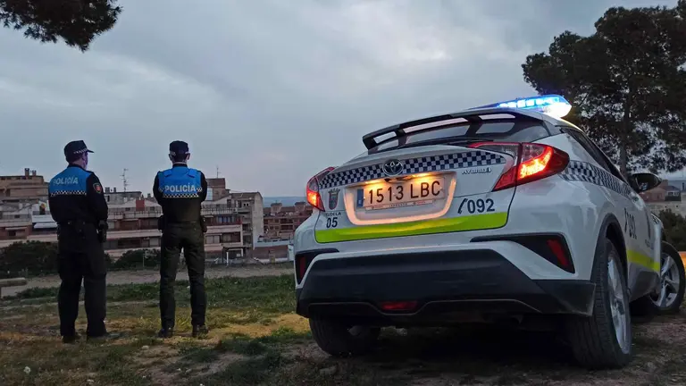 Dos agentes de la Policía Local de Tudela junto a un coche patrulla. POLICÍA LOCAL DE TUDELA