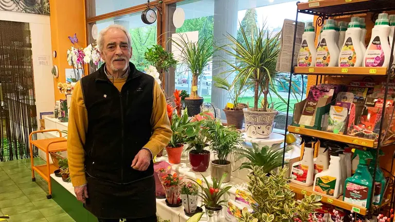 Juan Pedro Sanz en la floristería El Jardín en el barrio pamplonés de Iturrama. Navarra.com