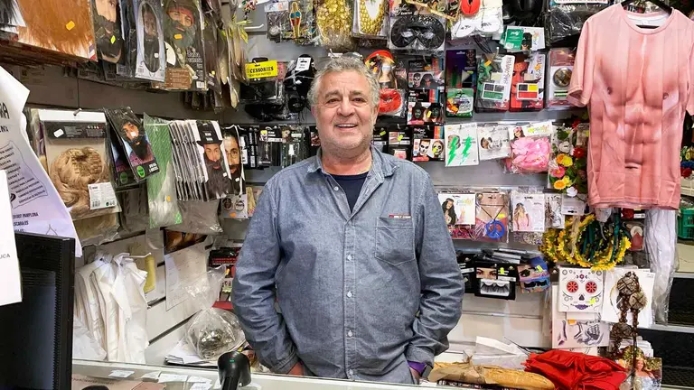 Koldo Nava en la tienda La Máscara en el barrio de Iturrama en Pamplona. Navarra.com