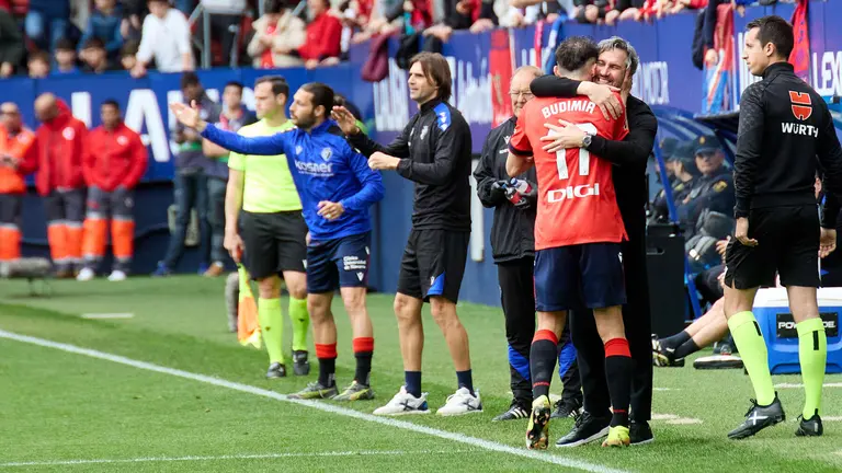 Los jugadores de Osasuna celebran el gol de Ante Budimir (1-0) durante el partido de La Liga EA Sports entre CA Osasuna y Girona FC disputado en el estadio de El Sadar en Pamplona. IÑIGO ALZUGARAY