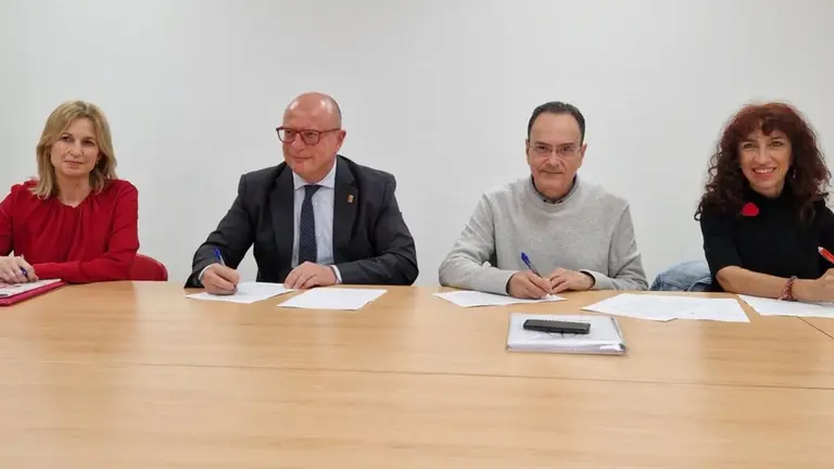 El consejero Gimeno junto a representantes de lo sindicatos ANPE, Afapna y UGT en la firma del Pacto por la Equidad Educativa - GOBIERNO DE NAVARRA