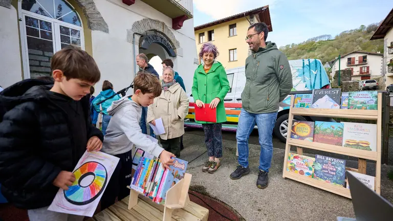 Unos ni&ntilde;os consultan las novedades que les ha tra&iacute;do la 'Biblioneta'. GOBIERNO DE NAVARRA