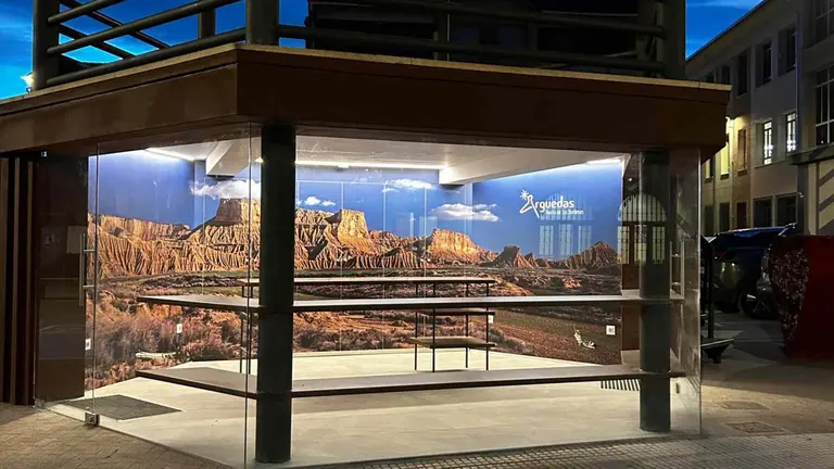 El punto de informaci&oacute;n tur&iacute;stica se ha habilitado en el interior del kiosko de la plaza General Clemente. AYUNTAMIENTO DE ARGUEDAS