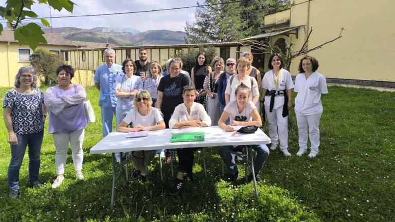 El sindicato ELA denuncia que el Gobierno de Navarra condena a las mujeres de los servicios que subcontrata a la precariedad. En la imagen delegados de ELA en el centro Benito Menni de Elizondo. ELA