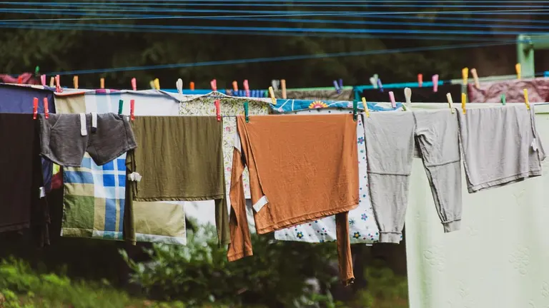 Imagen de archivo de ropa colgada en un tendedero. ARCHIVO