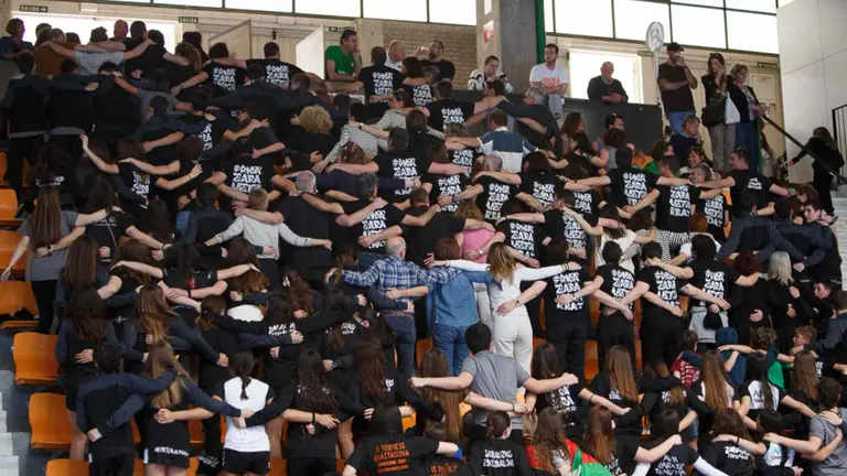 Docenas de personas en la grada del Pabell&oacute;n Anaitasuna durante la final juvenil del Torneo Var Group Balonmano Anaitasuna de 2023. BALONMANO ANAITASUNA