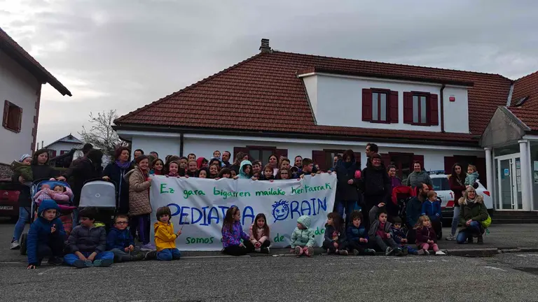 Ni&ntilde;os y padres de Burguete protestan por la retirada del servicio de pediatr&iacute;a de la localidad. CEDIDA