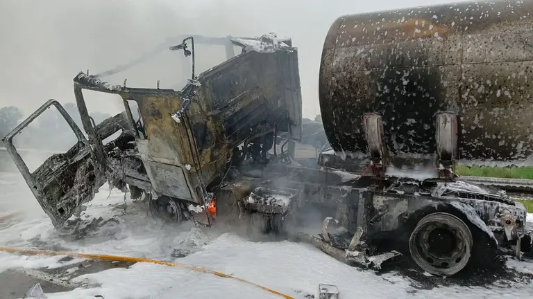 Imagen de c&oacute;mo ha quedado el cami&oacute;n tras el accidente. BOMBEROS DE NAVARRO