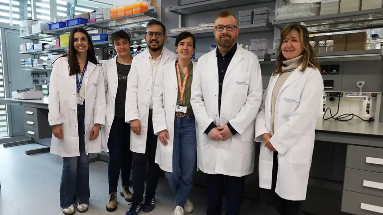 Equipo de investigadores que han llevado a cabo la investigaci&oacute;n, entre ellos Gabriel Rabinovich y Pilar Navarro, a la derecha de la imagen. Hospital del Mar