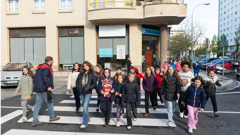 Ni&ntilde;os de la ikastola Amaiur transitando por el camino escolar seguro reci&eacute;n estrenado. AYUNTAMIENTO DE PAMPLONA