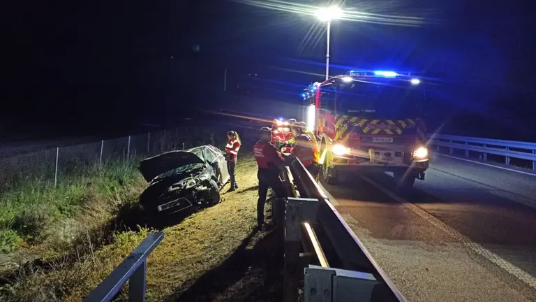 Imagen de los bomberos y agentes de la Polic&iacute;a Foral atendiendo el accidente de Olite. BOMBEROS DE NAVARRA