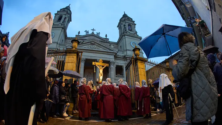 Traslado del paso del Cristo Alzado a la Hermandad de la Pasi&oacute;n tras el Viacrucis en la en el interior de la Catedral de Pamplona tras la suspensi&oacute;n de la procesi&oacute;n de Viernes Santo debido a la lluvia. I&Ntilde;IGO ALZUGARAY